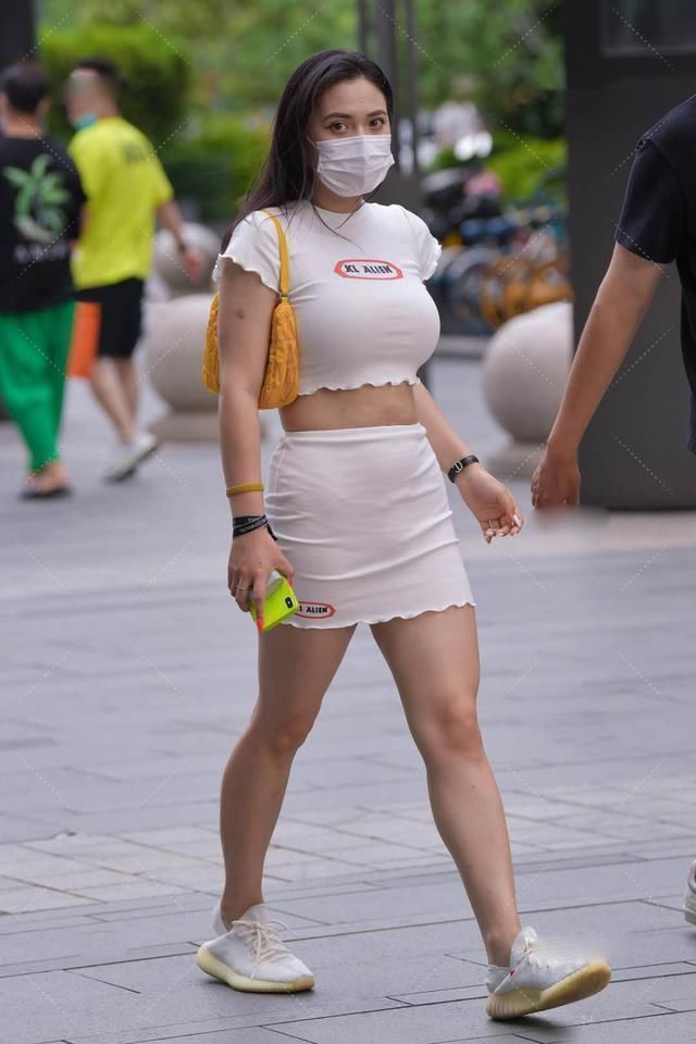 包臀裙|露脐短T搭配白色包臀裙,尽显魅力、妩媚,轻松打造浓浓女人味