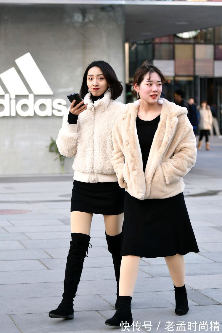工装鞋|街拍:闺蜜有互相衬托的感觉,短裙配长靴和长裙配短靴,非常时尚