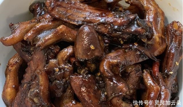 年夜饭首选甜辣酱香卤鸭货，酱香浓郁，肉嫩有嚼劲