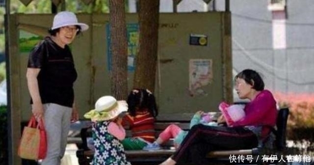 王奶奶|同小区溜娃,49岁妈妈和49岁奶奶的差距一目了然,现状让人唏嘘
