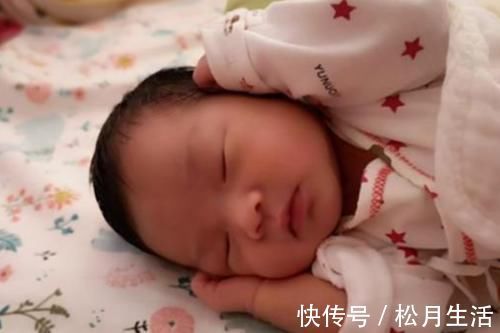 小孩子|宝宝睡觉时,这几个动作是在向妈妈“求救”,别忽视了!