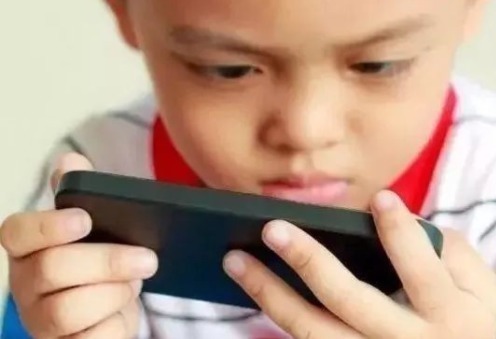 手机|“妈妈,我玩一会手机”,这位母亲的做法,让孩子主动远离手机