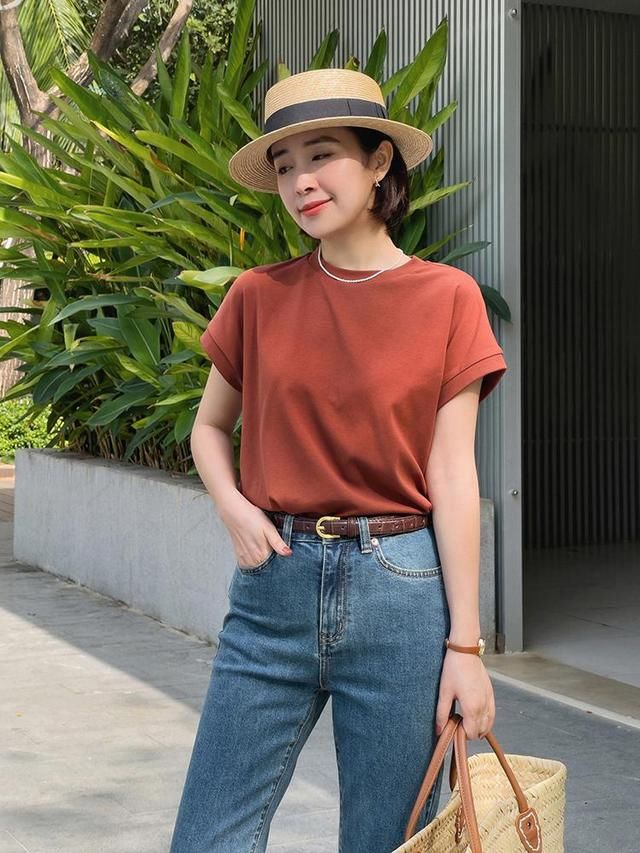 t恤|“基础款”怎么穿出气质感?看看这些搭配方式,优雅温柔又有格调