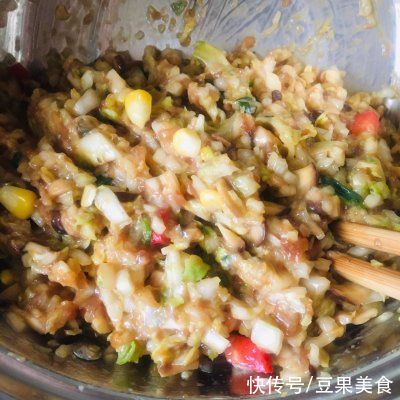 老妈做的手工水饺～太好吃了吧，怎么吃都不腻