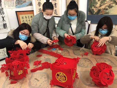  官堰社区开展“辞旧迎新庆元旦，趣味手工贺新年”手工制作活动