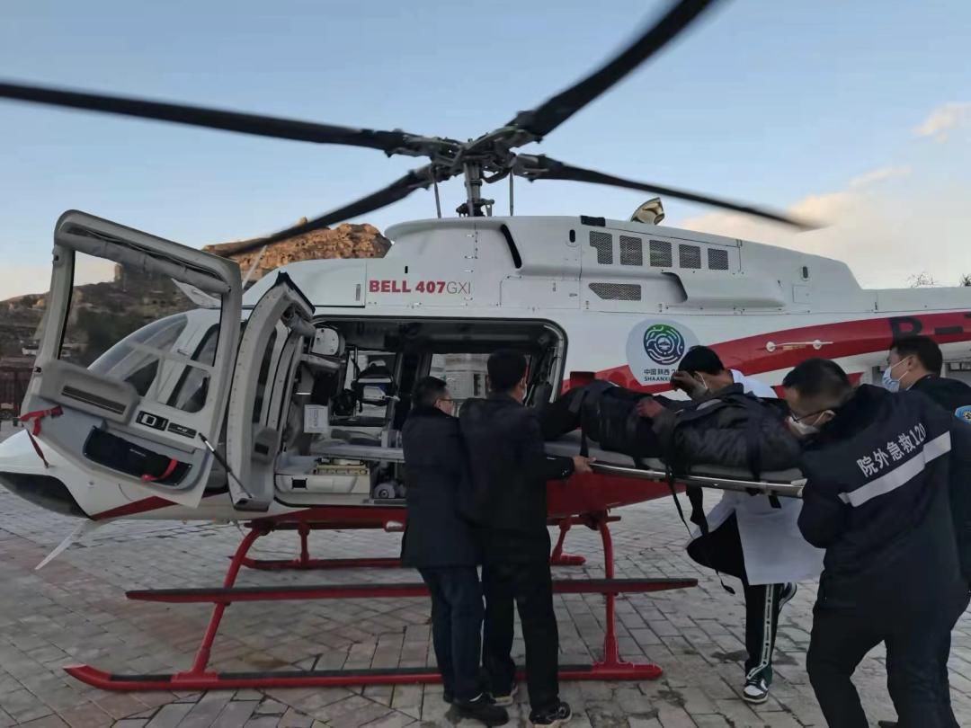 村民|村民摔倒重伤遭遇大雪封路，直升机紧急救援来了……