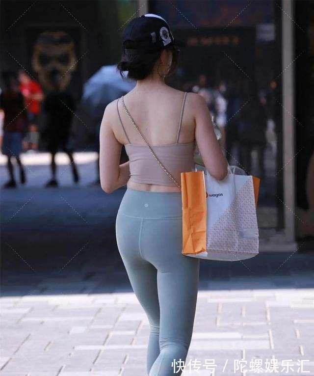 美女 亭亭玉立的打底裤美女,着装就要选择时髦一点的,非常迷人