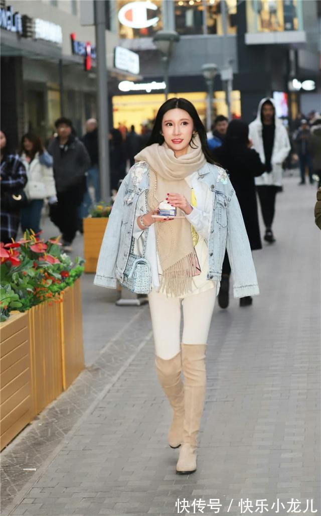 干净利落 牛仔服搭配白色打底裤,穿上卡其色的过膝靴,显得干净利落