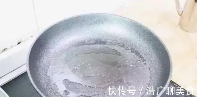 糯米粉最好吃的做法，开水一烫，大刀一切，全家人都有爱吃