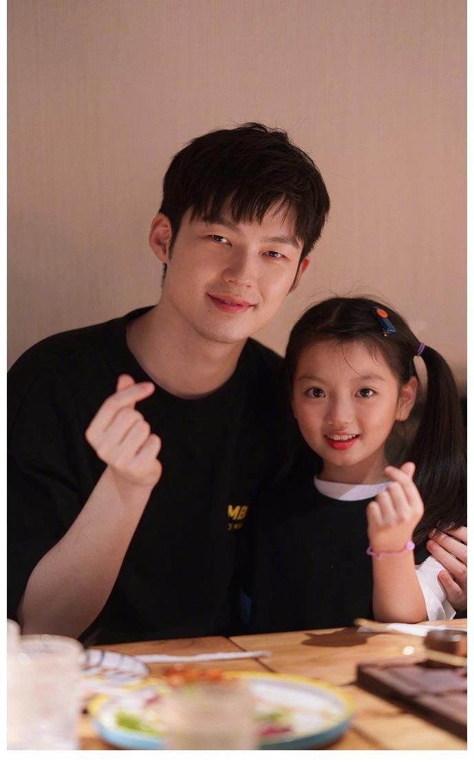 9岁阿拉蕾近照认不出，时隔3年骑董力脖子，董力：你长大了，我也老了