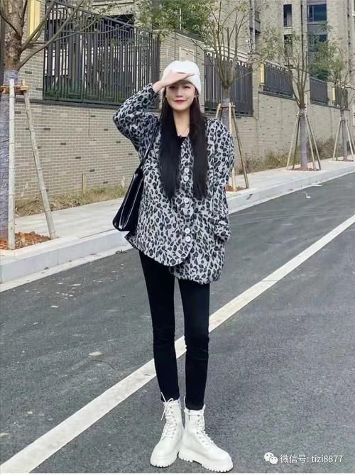 春天黑色马丁靴怎么搭配衣服好看