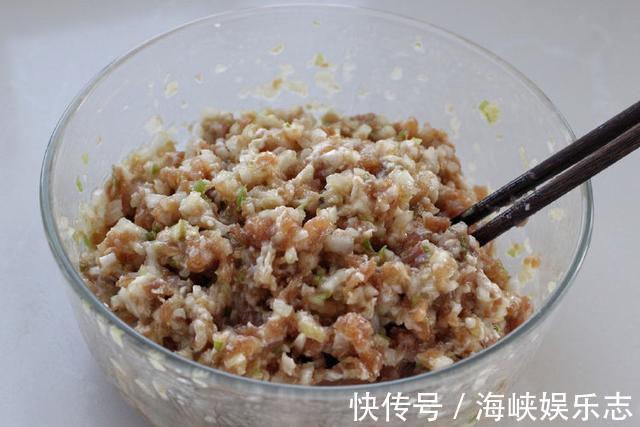 自制煎制锅贴2个窍门，和面加水要多次，小火慢煎用水淀粉