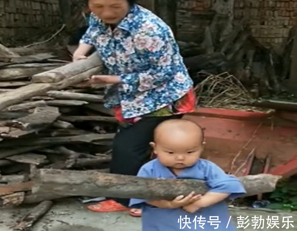 身边人|一岁宝宝帮奶奶搬木头,接下来发生的一幕,把奶奶逗的哈哈大笑