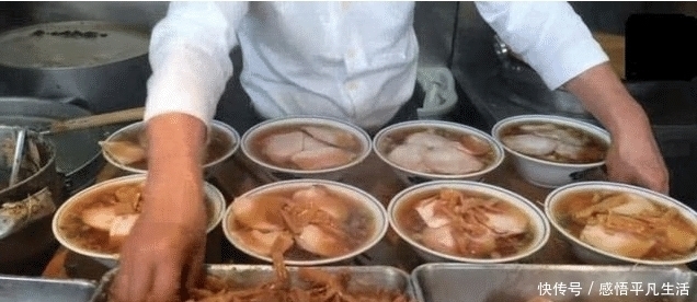 大哥|大哥卖面1碗10元仅有1口面,天天排10米长队,顾客我是冲肉来的