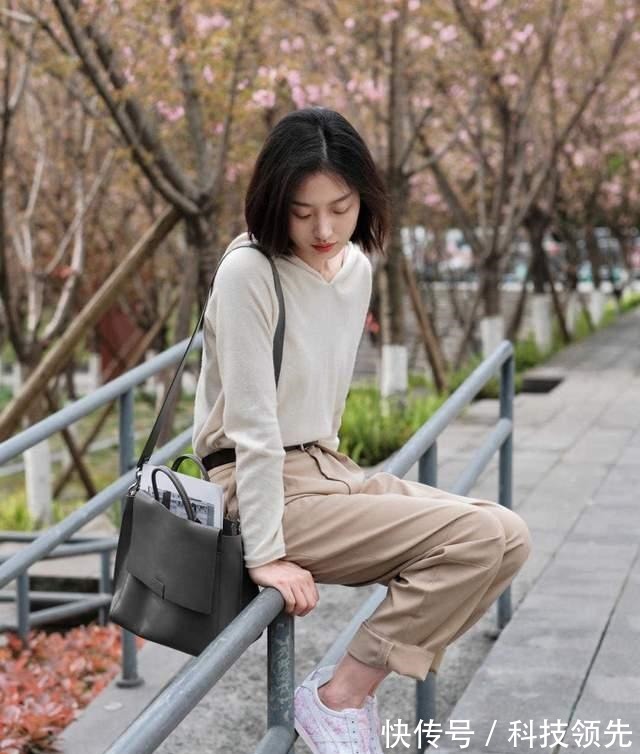西裤 初秋,卫衣搭配直筒裤简约高级,还能提升气质感,美如初恋女友!