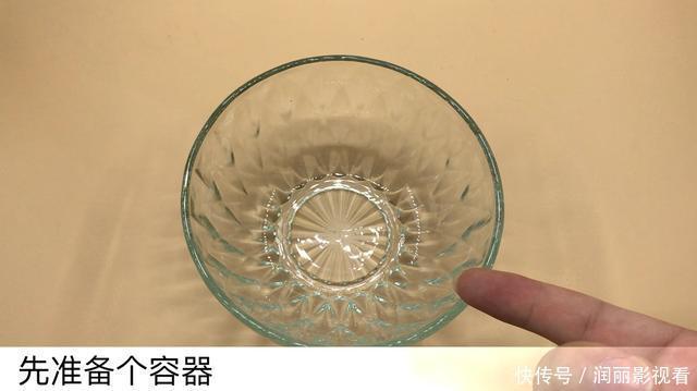 小苏打加白醋里太厉害了,好多人的难题全都解决了,看完抓紧试试