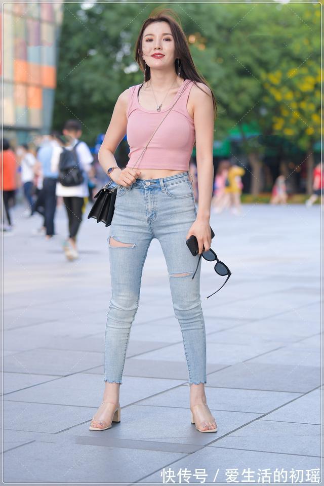 吊带 粉色吊带搭配破洞牛仔裤,青春靓丽,气质迷人