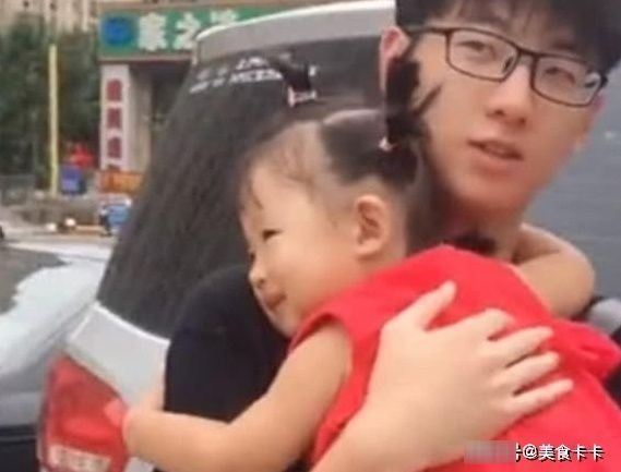 哥哥|兄妹相差18岁,妹妹看见哥哥就抱着离不开,画面太暖心了