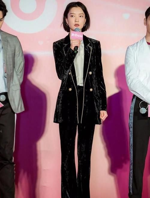 收起你的小黑裤！今年流行的是“丝绒裤”，高级显瘦