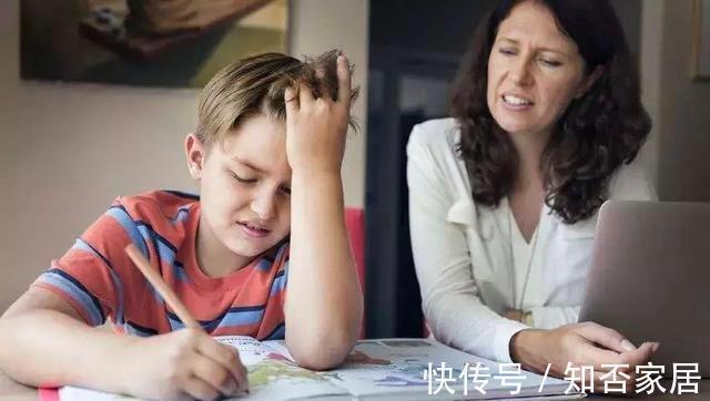 惩罚|孩子被罚抄“22页”,熬夜到凌晨,父亲看到后撕碎了作业本