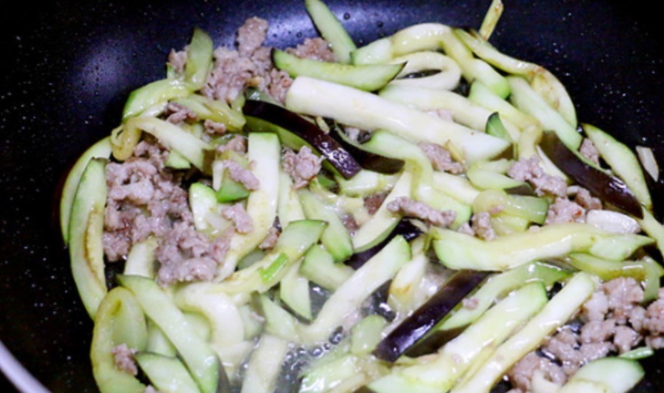 烧茄子前，一定要“泡水”很多人做错了，难怪茄子油腻，不入味