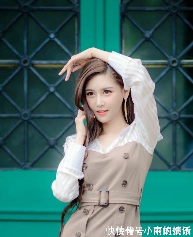 小姐姐 穿着简约的半身裙,配上清爽的背心,让造型显得优雅又靓丽