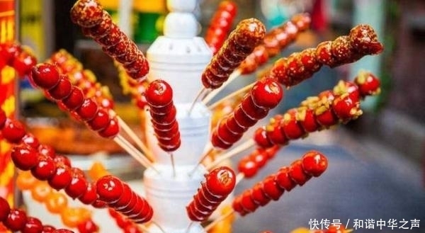 小贩用自己的口水给冰糖葫芦粘糯米纸,画面令人作呕