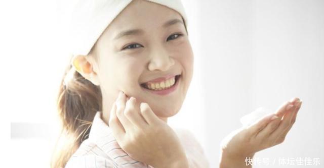 皮肤|护肤品是用手拍还是化妆棉擦,很多女人都做错了,难怪小细纹会多