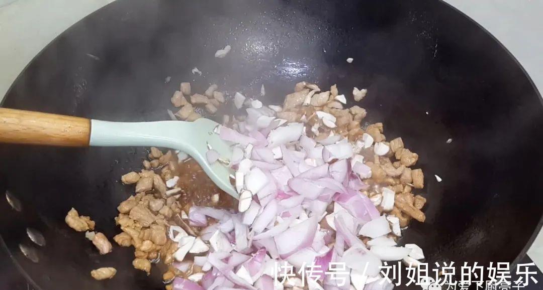 肉末豆腐煎饼|豆腐鸡蛋饼做法，锅里一焖，比吃红烧肉还香，上桌连汤子都不剩