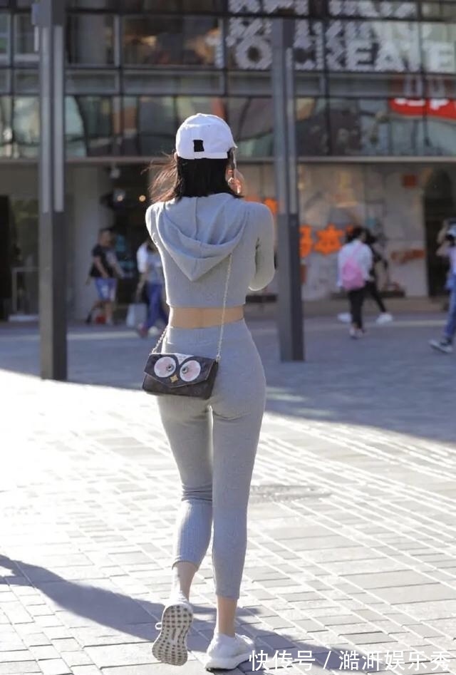 运动裤 放弃“打底裤”,转头选择运动裤,时髦又修身,让人刮目相看!
