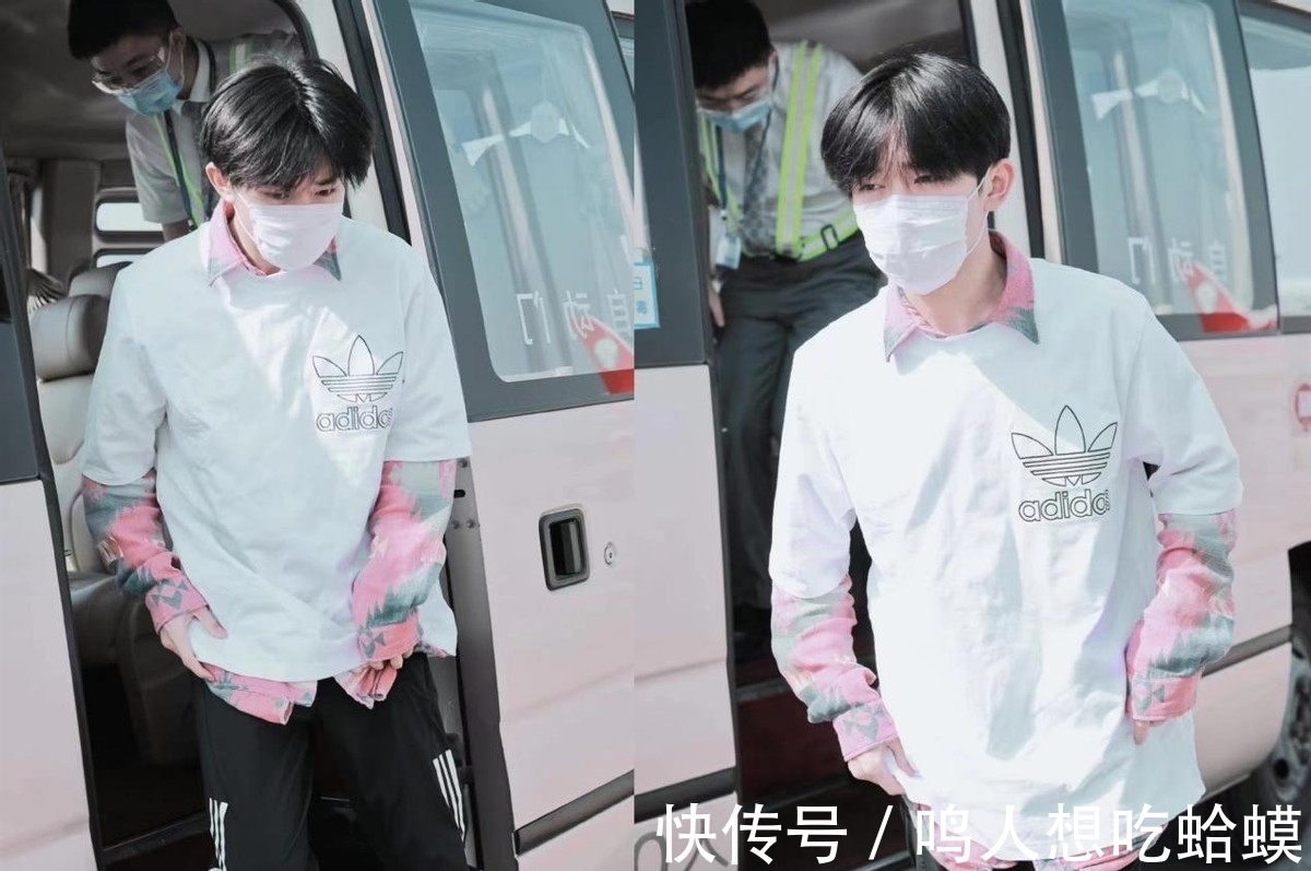 穿搭|感觉易烊千玺还没怎么长大,叠穿T恤像漫画少年,看着好可爱