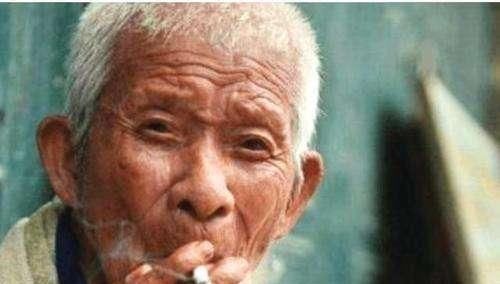 为什么上岁数的人都容易口臭？儿女别嫌弃，按照3种办法就能改善