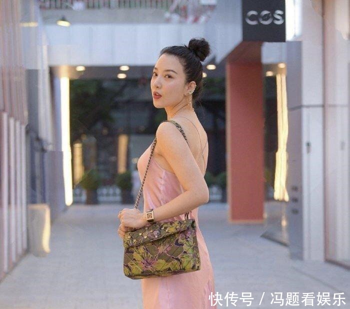 姐姐这样穿太减龄,粉色吊带修身裙装,完美展现出身体线条