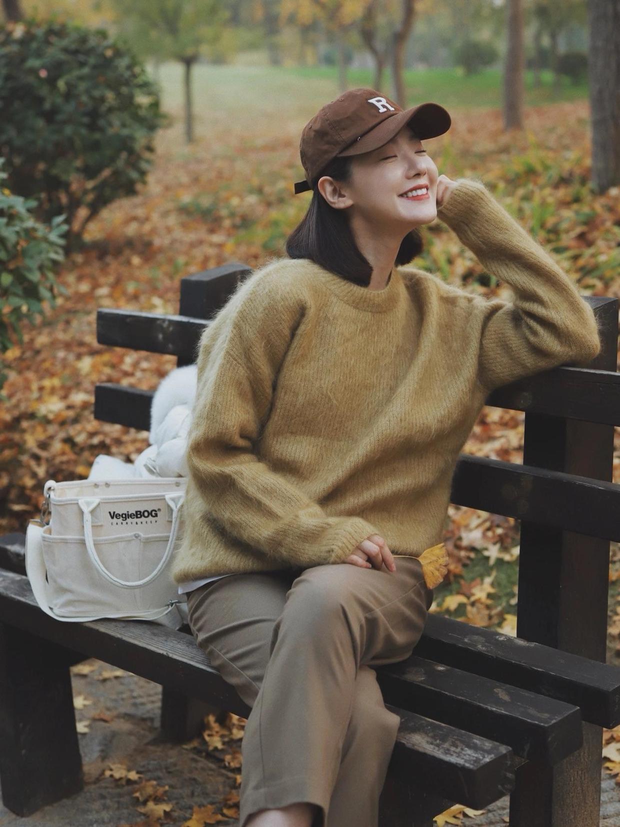 领口 优雅女人的天花板穿搭你get了吗?氛围感毛衣搭配,让你秀出优雅好气质