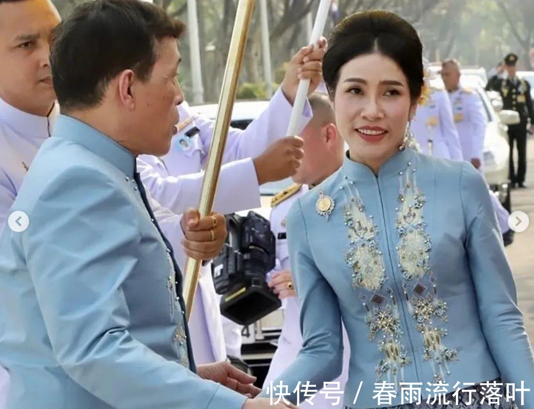 王室成员$泰王撒“纯金豆子”，诗妮娜竟越级爬出来，和公主们一起跪地捡