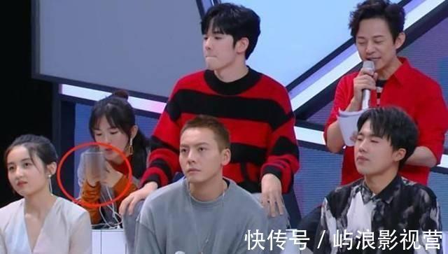 自暴自弃?谢娜被曝一边吃一边主持《快本》,戴耳机听歌不顾嘉宾