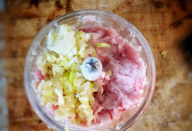 春天正当吃韭菜饺子,牢记3个小窍门,韭菜鲜嫩不出水,无异味