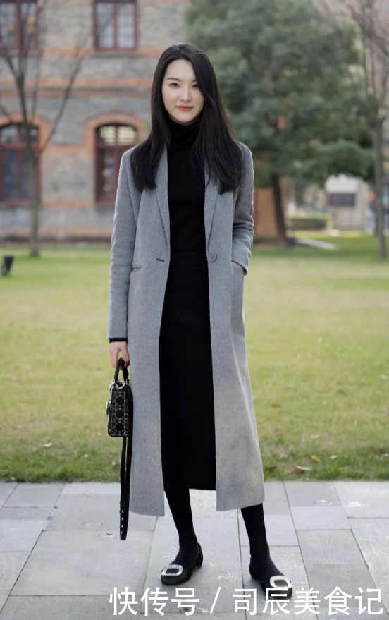 长大衣下面不一定穿裤子,今年冬天流行这样穿,优雅知性提气质