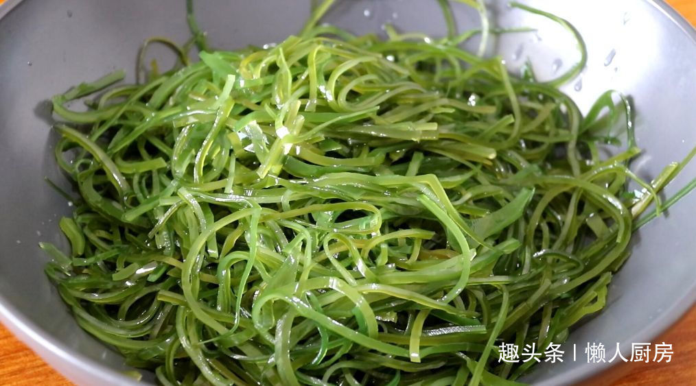 小小一个压缩海带卖5元，泡发后超多，凉拌着吃，酸辣开胃