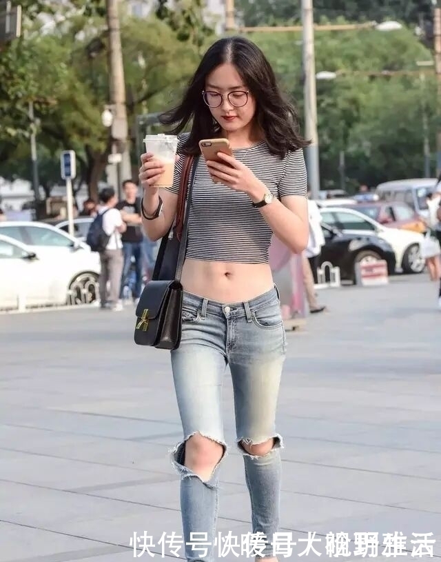 女孩|打破单调的尴尬，还要属“破洞裤”，聪明的女人都在穿