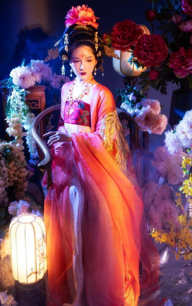 汉服!本以为明制汉服够美了,直到看见“贵妃风”,才知道何为雍容华贵