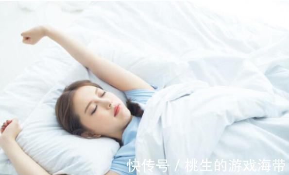 深度睡眠|睡觉时，喜欢把脚“露在外面”，好还是不好？不妨看下