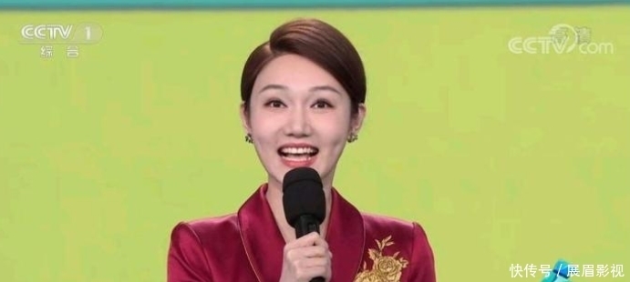 龙洋主持央视五四晚会表现完美,舞台形象、亲和力、台风都很好