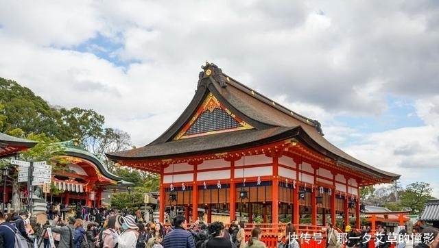 来到京都发现一条小街正在赶庙会，就来看看庙会上有些什么美食吧