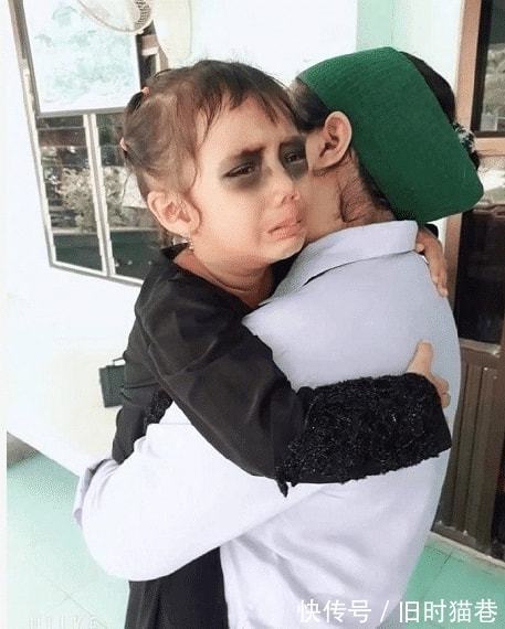 狗子|“一男子为了庆祝好友退役归来,竟女装欢迎?”哈哈哈哈