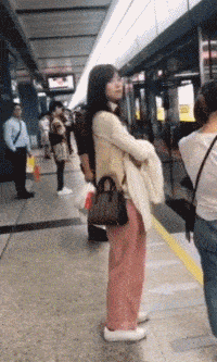 |搞笑GIF趣图:这是大师牛?还是群演牛?