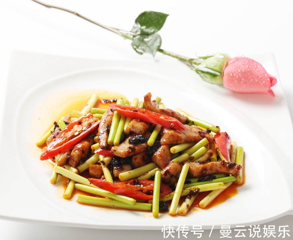 炒蒜苔时，万万别直接下锅炒，如果少了这一步，又老又柴还发黑！