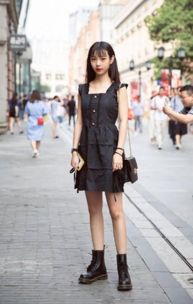 小姐姐 时尚穿搭,黑色打底裤搭配一双黑色皮鞋,清新淡雅