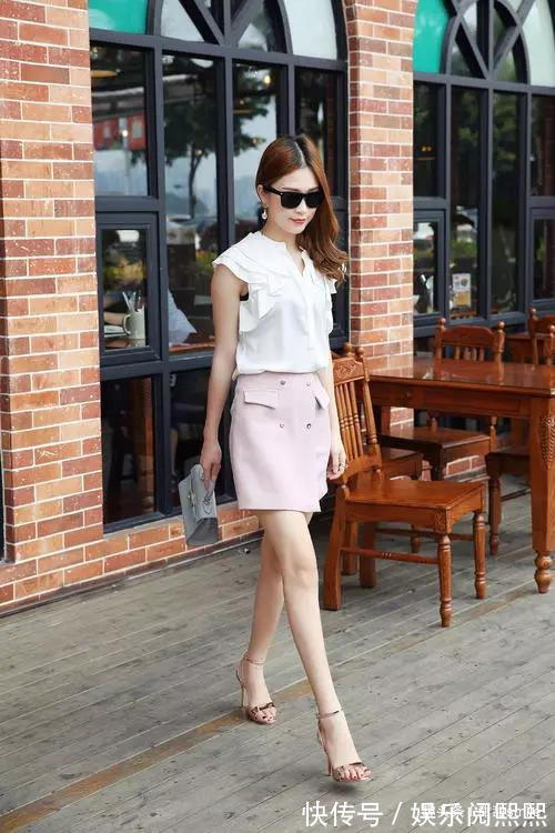 美女 美女脚上一双紫色尖头高跟鞋,充满着青春的味道,让她更显女人味