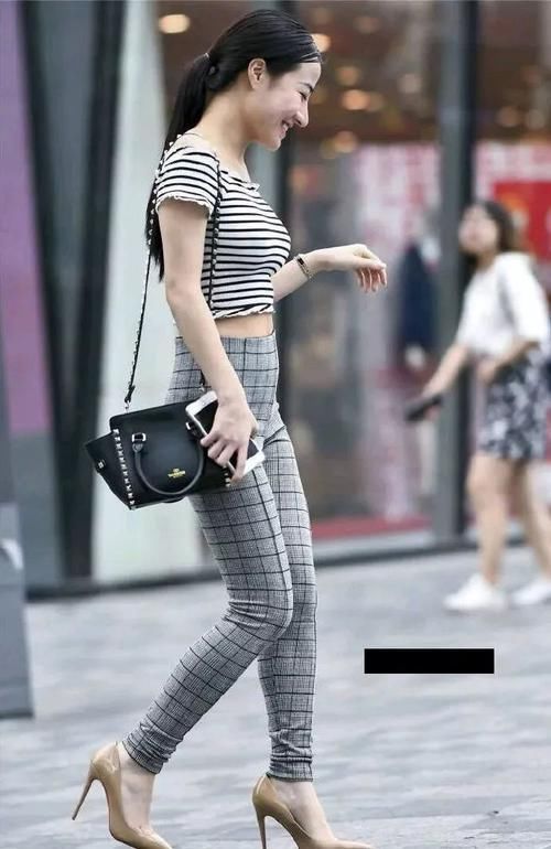 路人街拍条纹+格纹,这样穿时尚又高级,凸显好身材
